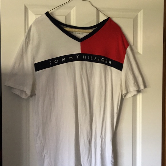 Tommy vneck - Picture 1 of 1